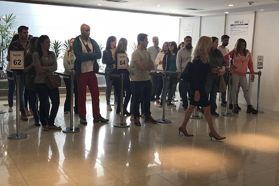 Votação no exterior é encerrada em 18 países  Badalo