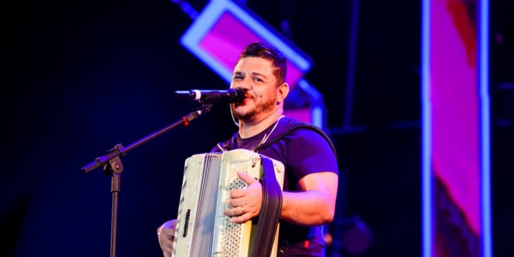 Privado: Fábio Carneirinho lança DVD gravado em Paris em noite de show na Expocrato