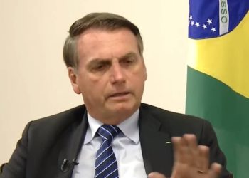 Privado: Bolsonaro afirma que médicos não aprovados em programa nacional devem arranjar outra profissão