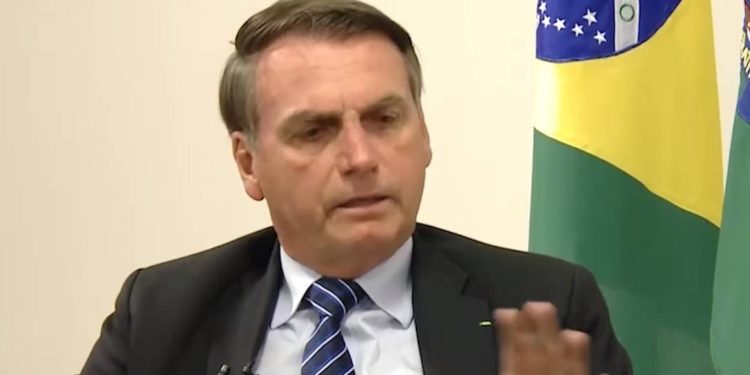 Privado: Bolsonaro afirma que médicos não aprovados em programa nacional devem arranjar outra profissão