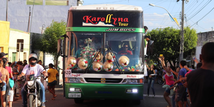 Tradicional carreata dos bombons movimenta Juazeiro; veja imagens