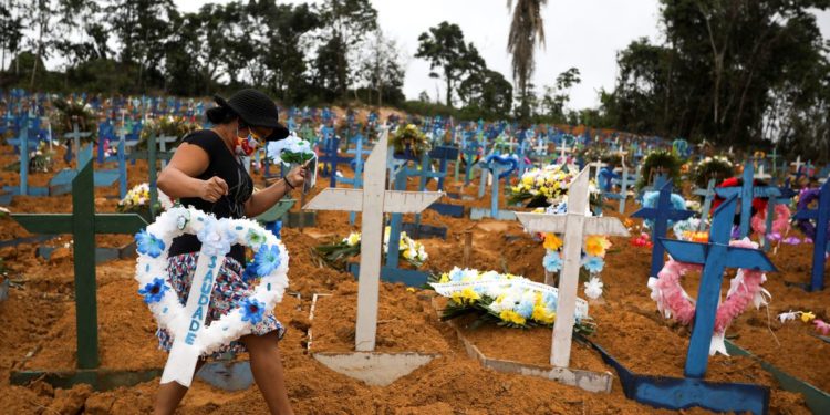 Artistas e jornalistas lançam site para homenagear mortos por covid-19