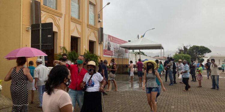 Privado: Mesmo com chuva, fiéis assistem missa e visitam túmulo do Pe. Cícero no Dia de Finados em Juazeiro