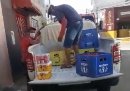 Veículo da vigilância sanitária é flagrado transportando bebidas alcoólicas em Juazeiro