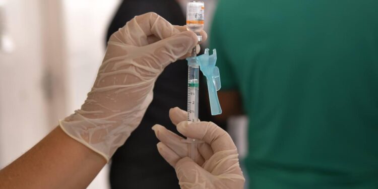 No primeiro dia de vacinação, são registrados 3 óbitos e 35 novos casos de Covid-19 no Crajubar