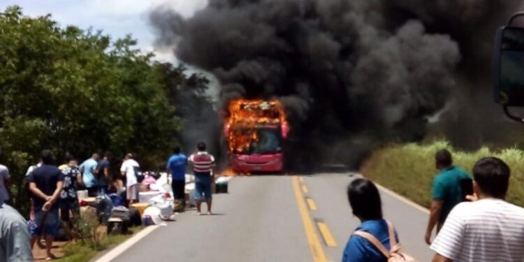 Ônibus que vinha de São Paulo para o Ceará pega fogo na BR-135, na Bahia