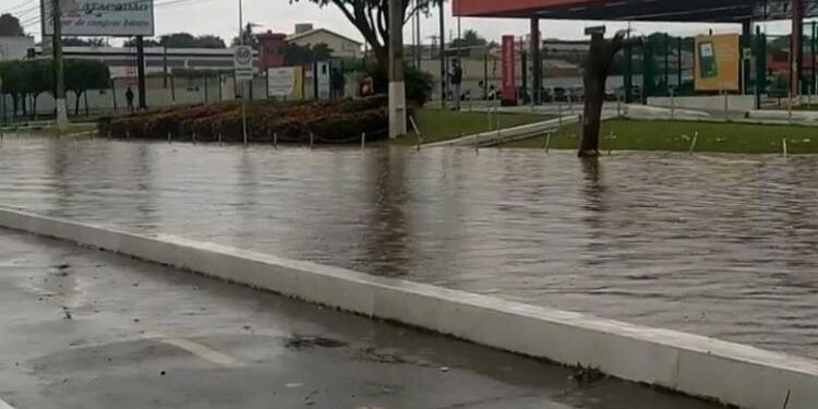 Privado: Com segunda maior chuva do estado até o momento, ruas de Juazeiro alagam e trânsito para