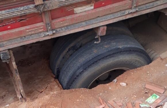 Homem é esmagado após carroceria de caminhão afundar em Caririaçu