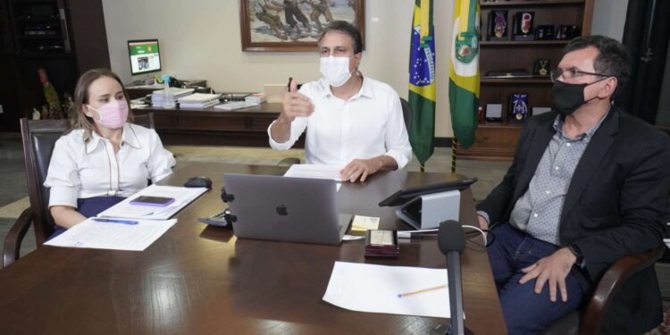 Camilo anuncia isenção da conta de água e IPVA a bares e restaurantes e auxílio de mil reais a desempregados do setor