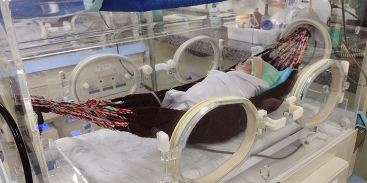 Redes são utilizadas por hospital para descanso em recém-nascidos no alívio de estresses