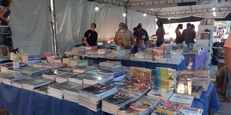 Privado: Feira Popular do Livro acontece na Praça Padre Cícero, em Juazeiro do Norte