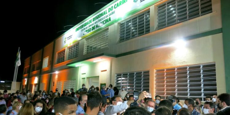 Campus de Medicina da URCA é inaugurado em solenidade com Camilo Santana