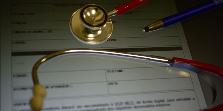 Privado: Quase 50% precisaram ajustar orçamento para não perder plano de saúde