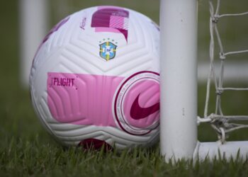 Outubro Rosa: CBF se une à campanha com bola especial no Brasileirão