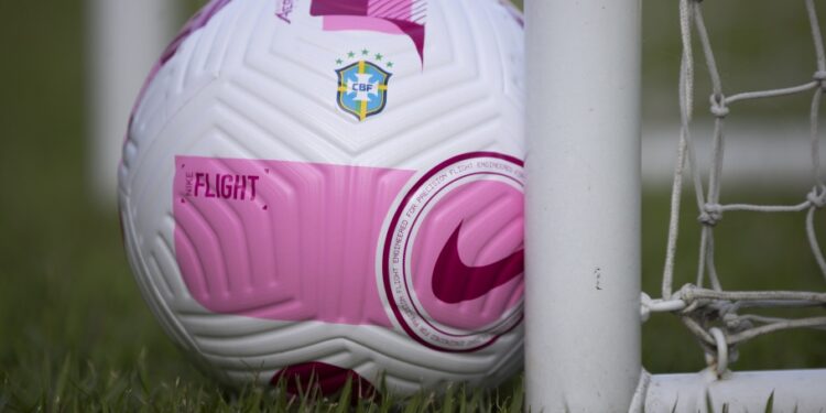 Outubro Rosa: CBF se une à campanha com bola especial no Brasileirão