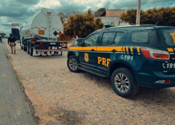 PRF realiza apreensão de etanol por fraude fiscal em Várzea Alegre