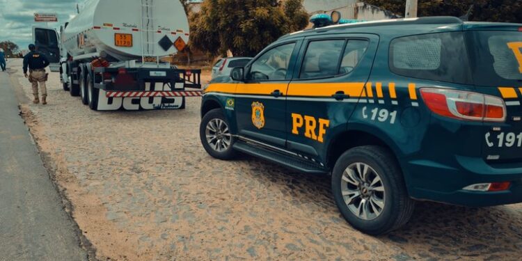 PRF realiza apreensão de etanol por fraude fiscal em Várzea Alegre
