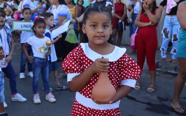Desfile cívico nos bairros alegra população juazeirense
