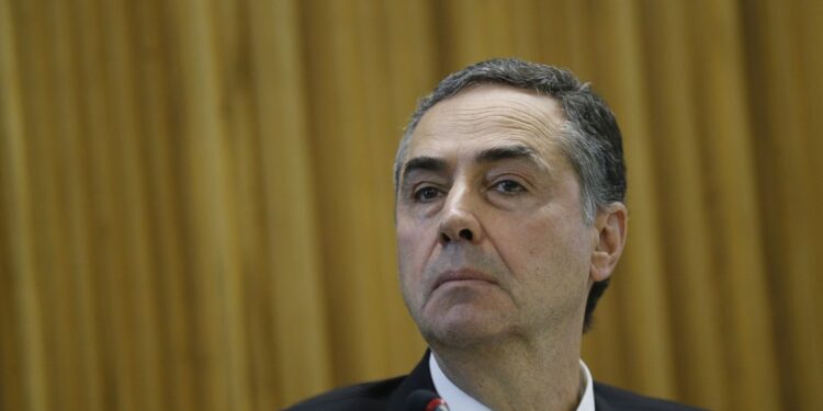 Ministro do STF suspende aplicação do piso nacional da enfermagem