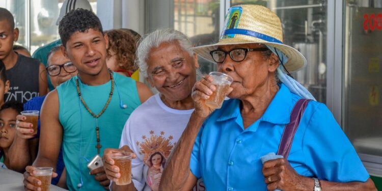 Cajuína São Geraldo retoma visitas à fábrica durante a Romaria de Nossa Senhora das Dores, em Juazeiro do Norte