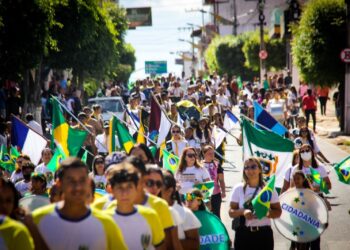 Prefeitura de Missão Velha resgata desfile cívico após 6 anos sem realização