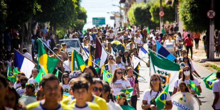 Prefeitura de Missão Velha resgata desfile cívico após 6 anos sem realização