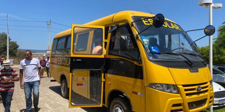 Barbalha adquire 14 novos ônibus escolares