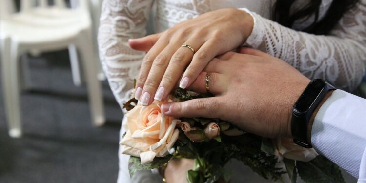 Há 45 anos, brasileiras podem optar por manter nome de solteira