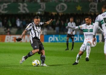 Fora de casa, Ceará é superado pelo Coritiba por 1 a 0 no Brasileirão