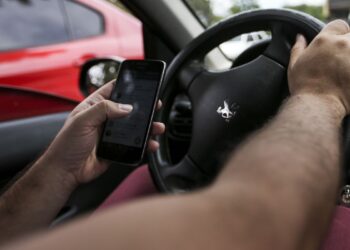 Uso de celular ao volante é atitude que mais incomoda motorista
