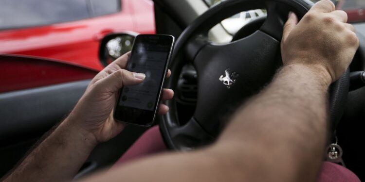 Uso de celular ao volante é atitude que mais incomoda motorista