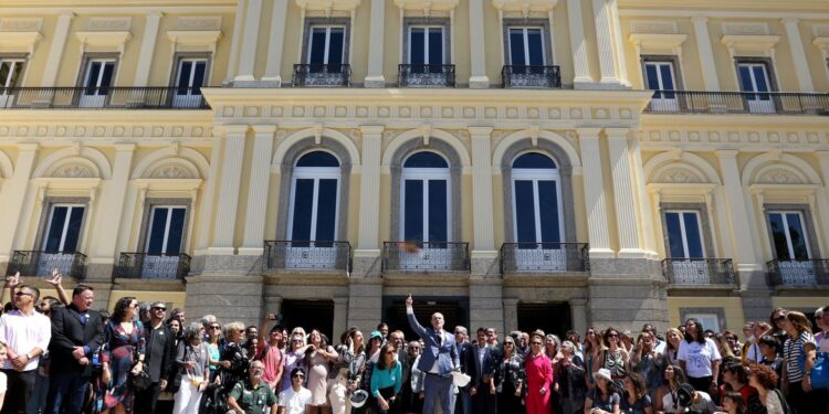 Quatro anos após incêndio, Museu Nacional apresenta fachada restaurada