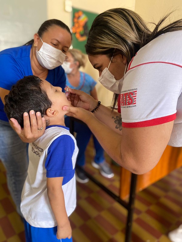 Impfwagen impft Kinder gegen Covid-19 und Polio in Krato – Badalo