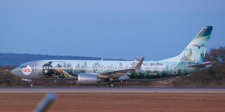 Aeroporto de Juazeiro do Norte recebe avião com caracterização especial de Harry Potter