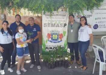 Mudas de árvores são distribuídas no bairro Salesianos em Juazeiro do Norte