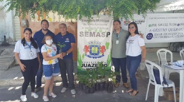 Mudas de árvores são distribuídas no bairro Salesianos em Juazeiro do Norte
