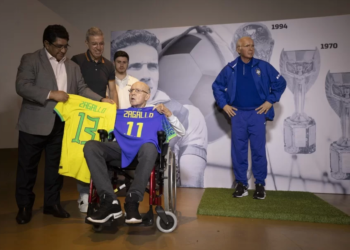 CBF inaugura, no Rio, estátua em homenagem a Zagallo