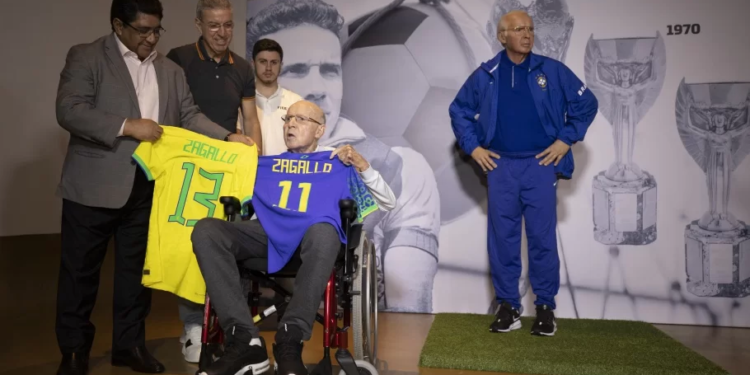 CBF inaugura, no Rio, estátua em homenagem a Zagallo