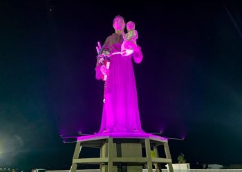 Barbalha: Estátua de Santo Antônio recebe iluminação diferenciada em alusão ao outubro rosa