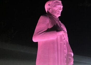 Estátua do Padre Cícero ganha iluminação especial em alusão ao Outubro Rosa