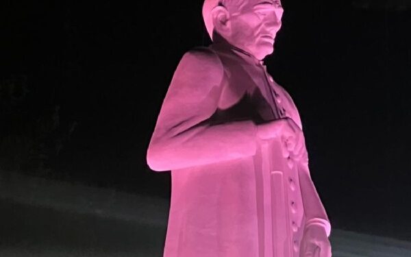 Estátua do Padre Cícero ganha iluminação especial em alusão ao Outubro Rosa