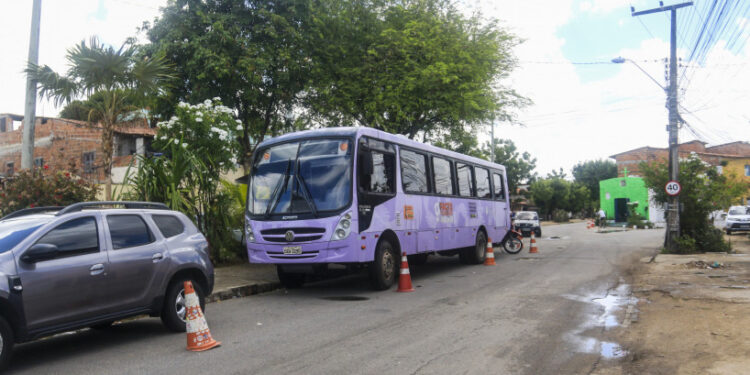Ônibus Lilás; projeto atende mulheres vítimas de violência doméstica em Fortaleza