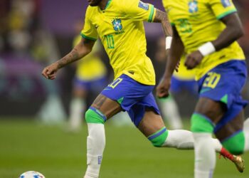 Médico da seleção diz que Neymar sofreu entorse no tornozelo direito