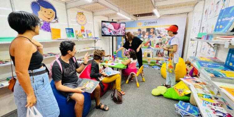 Estande do Programa Mais Infância é atração na Bienal Internacional do Livro