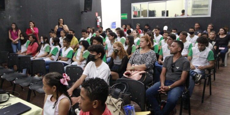 Estudantes de Barbalha participam de Conferência Livre da Criança e do Adolescente