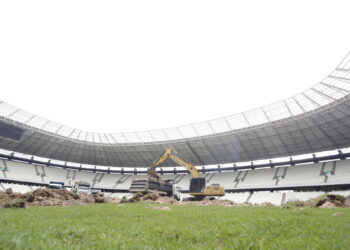 Iniciada a troca do gramado na Arena Castelão