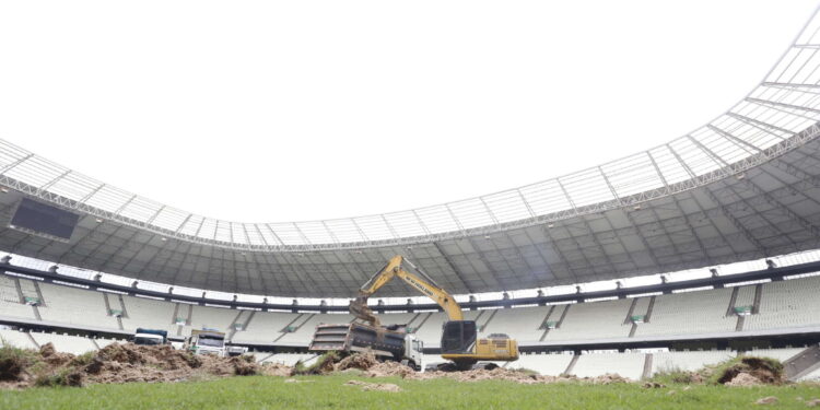 Iniciada a troca do gramado na Arena Castelão