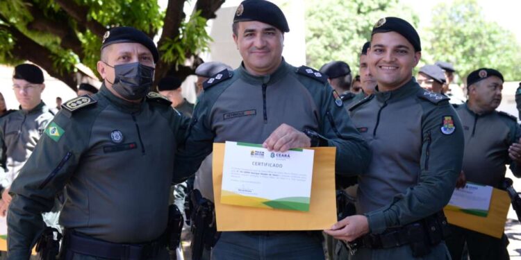 Policiais militares recebem homenagem de servidores padrão em Juazeiro do Norte