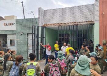 Trabalhadores de limpeza pública de Juazeiro do Norte paralisam atividades e cobram regularização de direitos em atraso