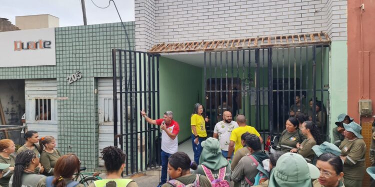 Trabalhadores de limpeza pública de Juazeiro do Norte paralisam atividades e cobram regularização de direitos em atraso